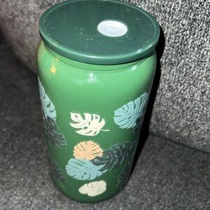 Hunter green with bay leaf motif glass tumbler with lid and straw spout. NWOT.